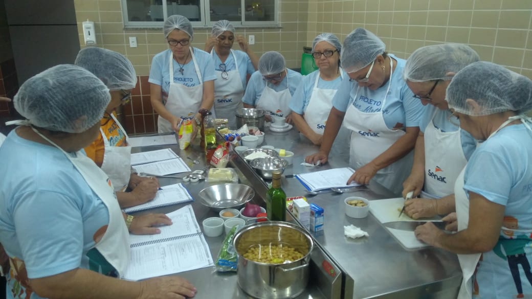 Integrantes do Viver Melhor participam de oficina de Doces e Salgados Finos