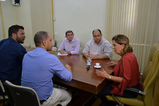 Ex-jogador da NBA, Rafael Babby, apresenta projeto social ao município