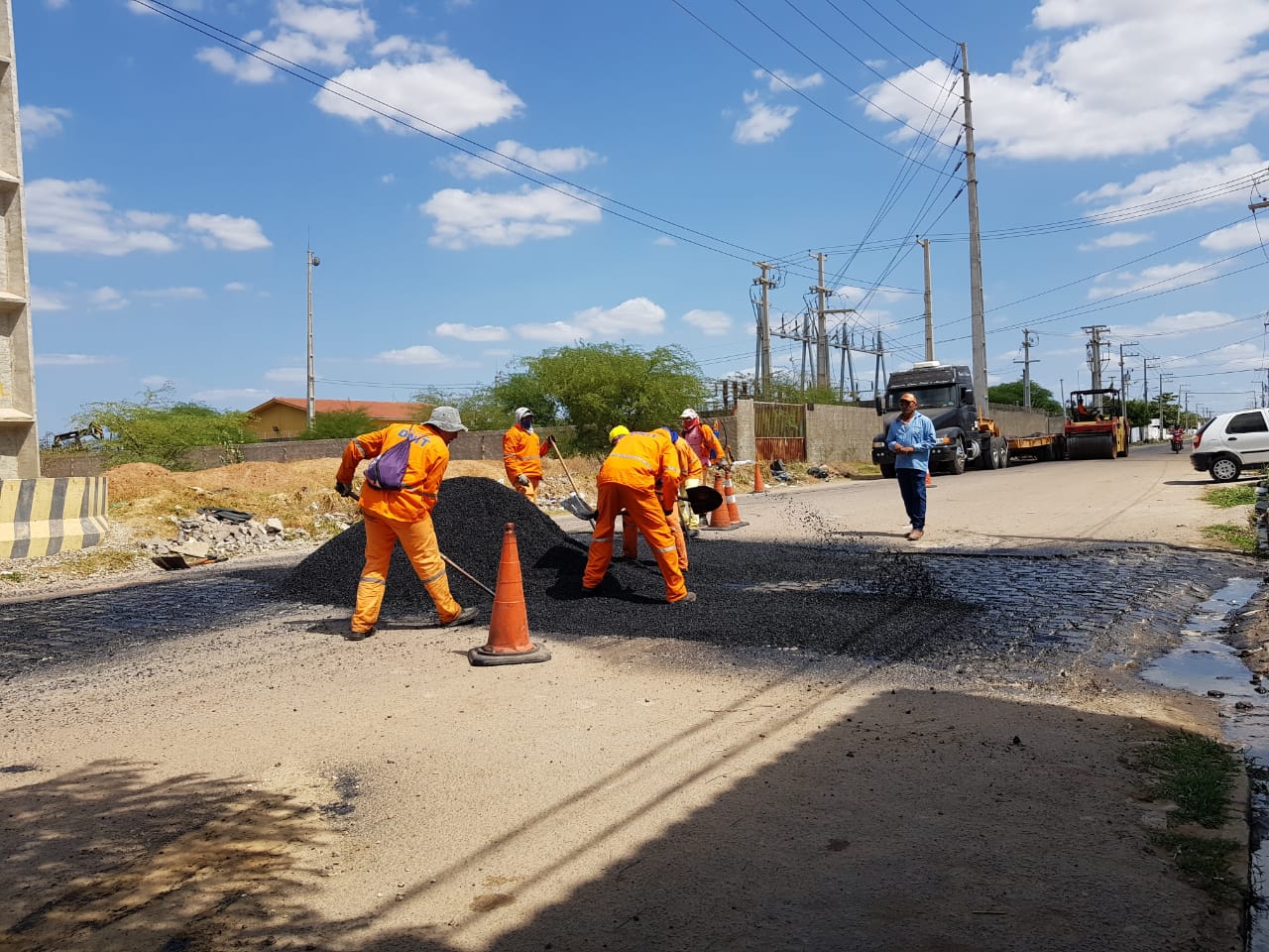 Município recupera asfalto nas avenidas da cidade