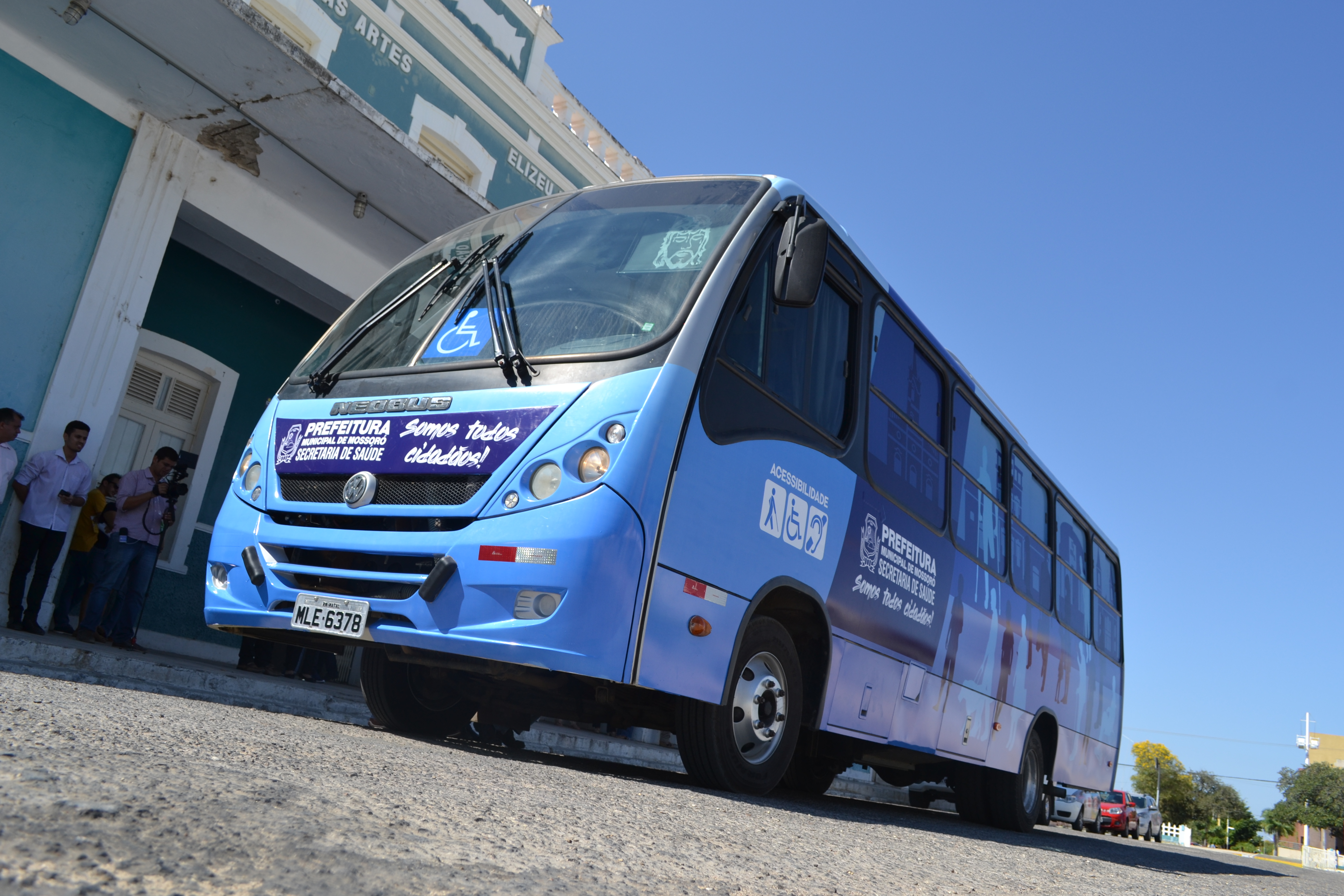 Prefeitura entrega 1° ônibus acessível para transporte de cadeirantes em atendimentos