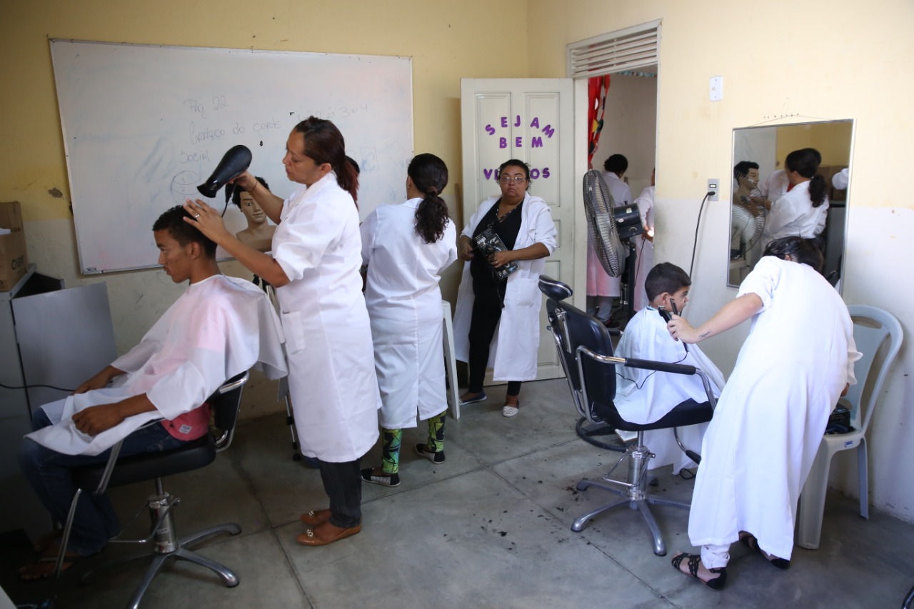 Curso de corte de cabelo é realizado no CRAS do Bom Jardim