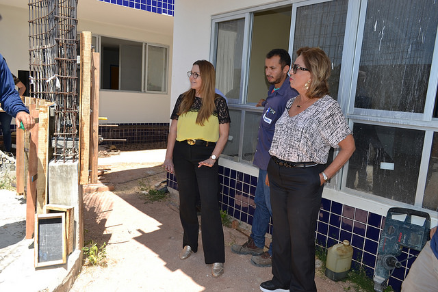 Prefeita visita obras da creche proinfância no conjunto Vingt-Rosado