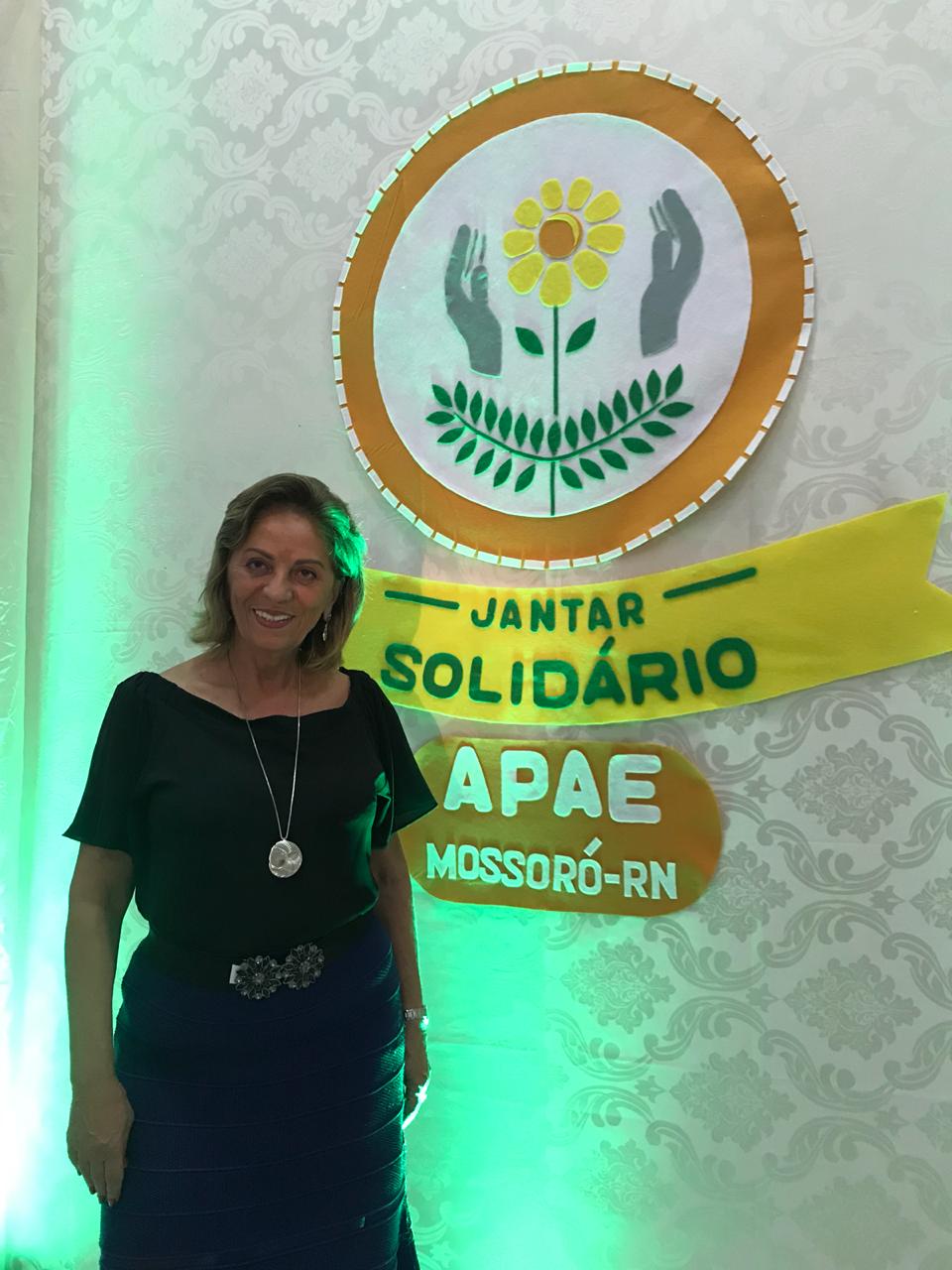 Prefeita Rosalba Ciarlini participa de jantar beneficente da APAE