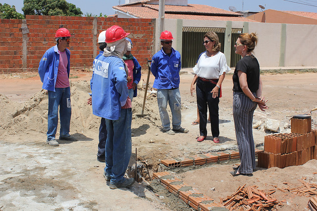 Prefeita fiscaliza obras da Creche Proinfância no Papôco