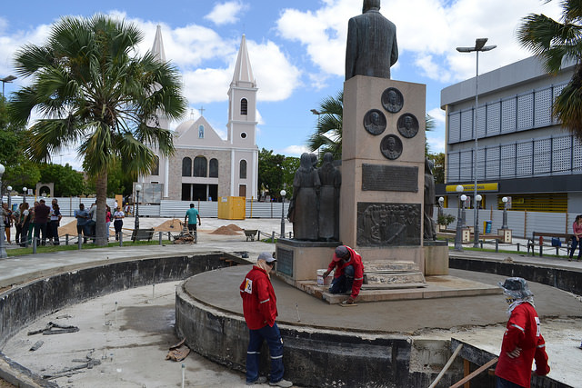 Prefeita inspeciona obras da Praça Vigário Antônio Joaquim