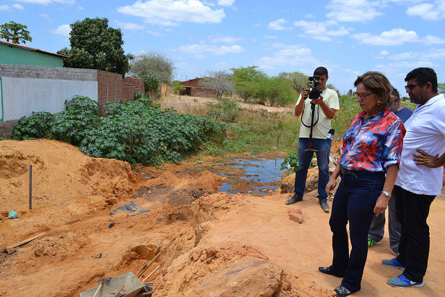 Prefeita visita obra de drenagem no Bom Jesus