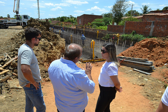 Prefeita em exercício visita obras do Canal do Santa Helena