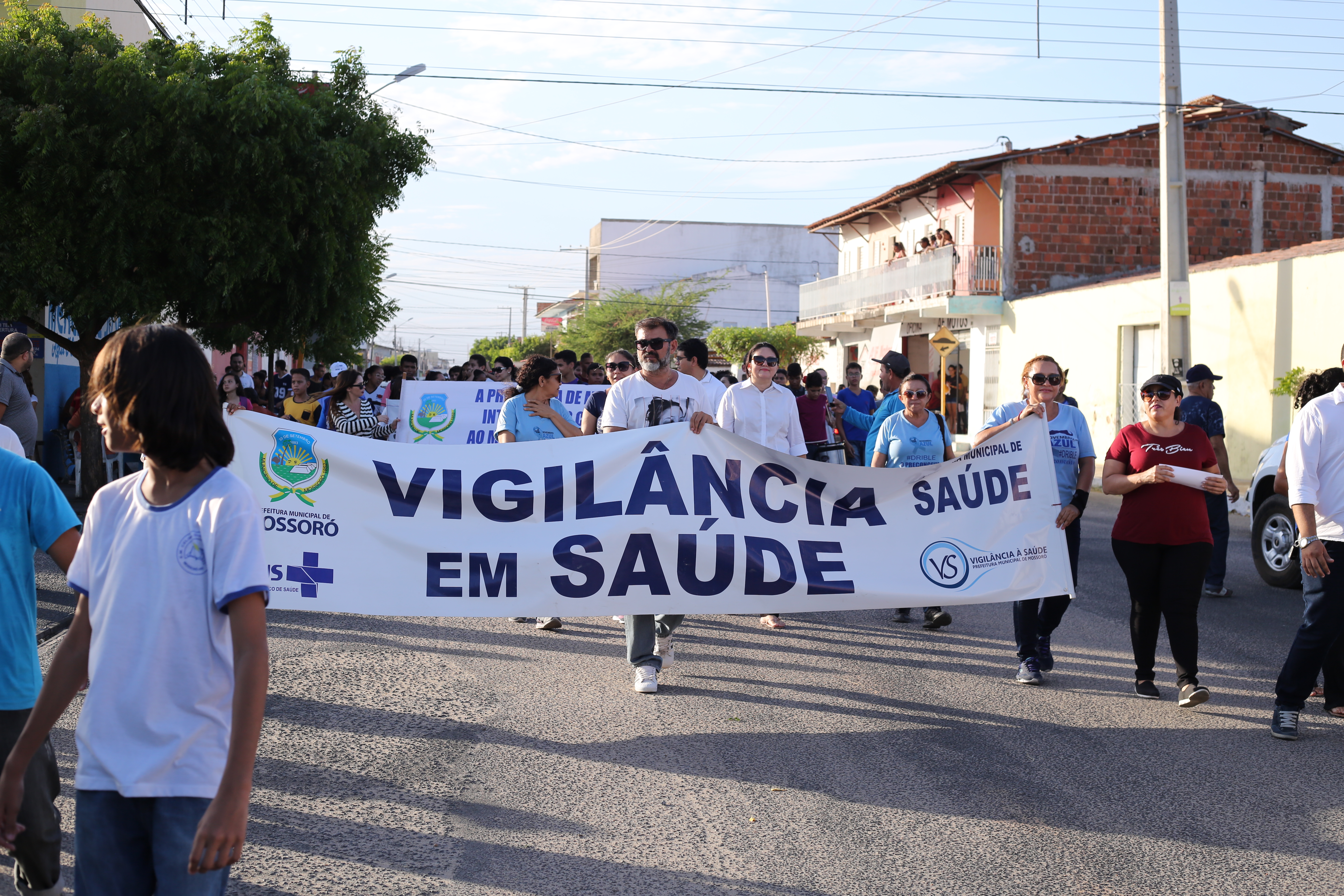 Estudantes da Escola Municipal Celina Guimarães participam de caminhada contra as arboviroses