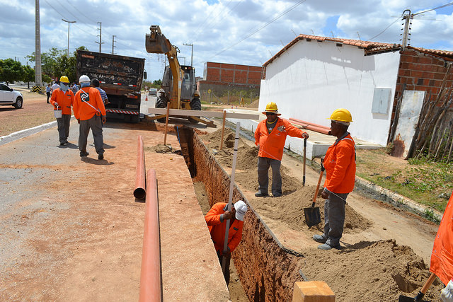 Rede coletora de esgoto é construída no bairro Pousada das Termas