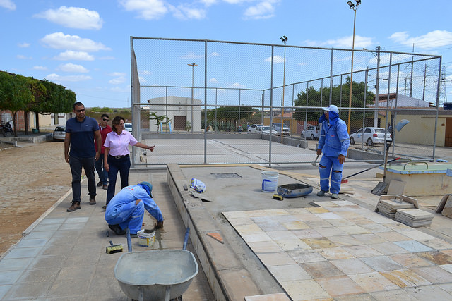 Prefeita inspeciona obras da Praça do Conjunto Resistência