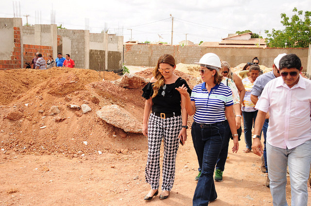 Prefeita inspeciona obras da Creche Proinfância do Planalto 13 de maio