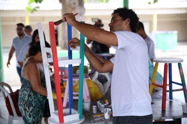 Alunos aprendem novas técnicas em oficina de restauração de móveis na Escola de Artes