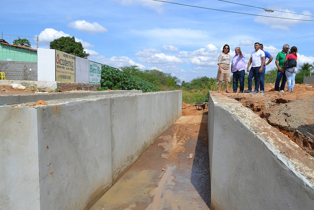 Prefeita visita construção de pontilhão no bairro Bom Jesus