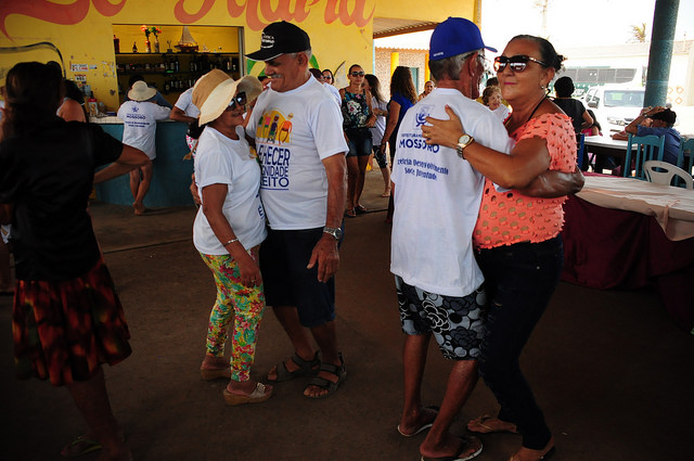 Idosos participam de confraternização na praia de Gado Bravo