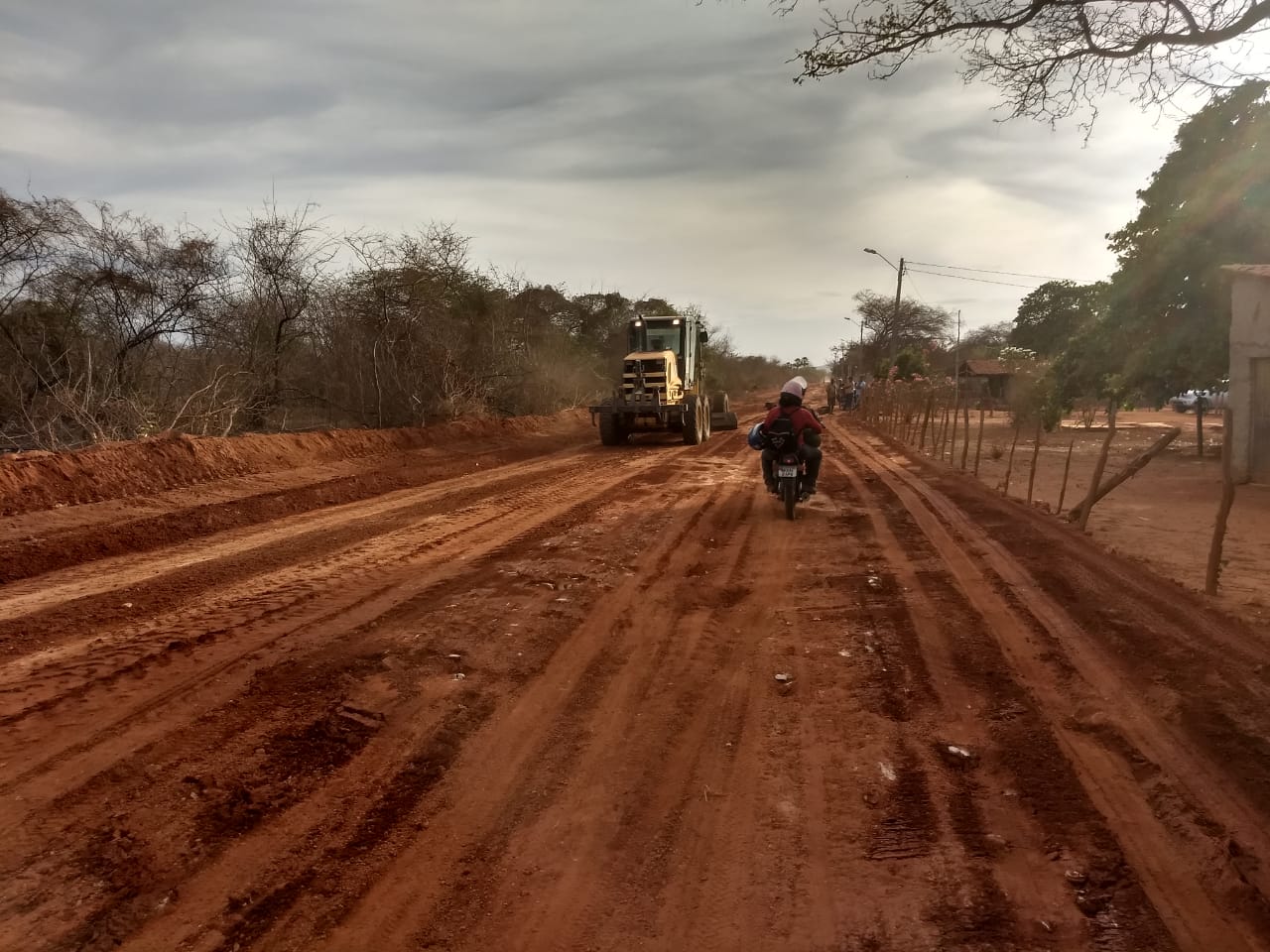 Prefeitura executa melhorias em estradas vicinais de mais três comunidades da zona rural