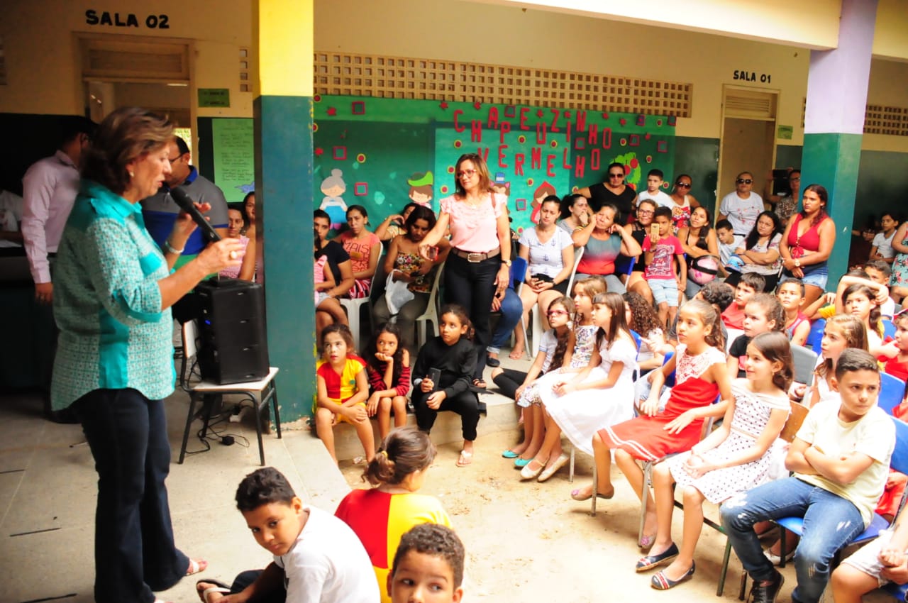 E. M. Alcides Manoel entrega biblioteca à comunidade escolar