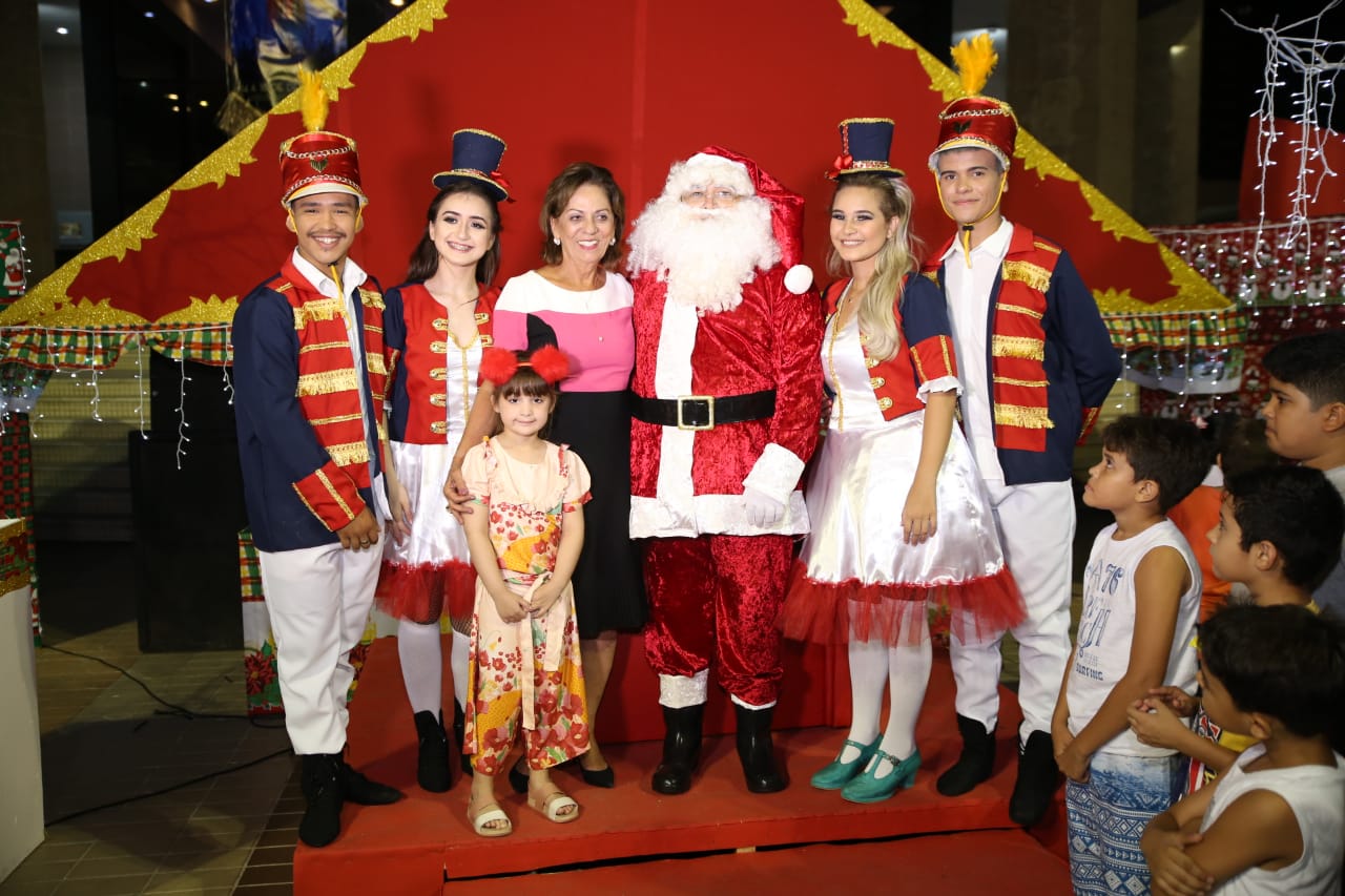 Papai Noel chega à Praça Cícero Dias e magia do natal encanta crianças e adultos