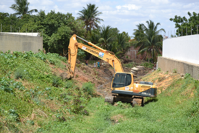 Equipe de Serviços Urbanos inicia limpeza de canais