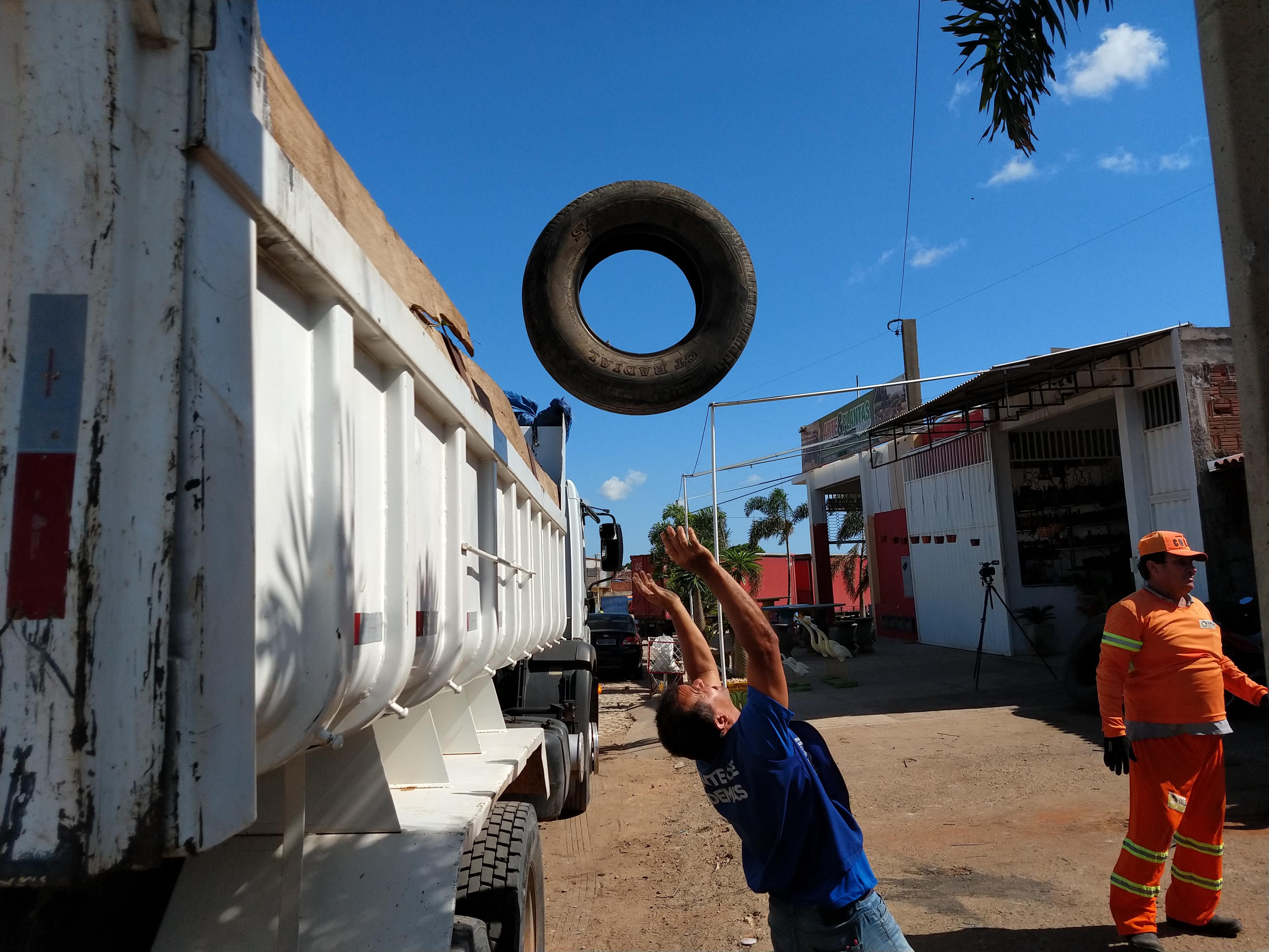 Agentes de endemias continuam trabalho de recolhimento de pneus em prevenção às arboviroses