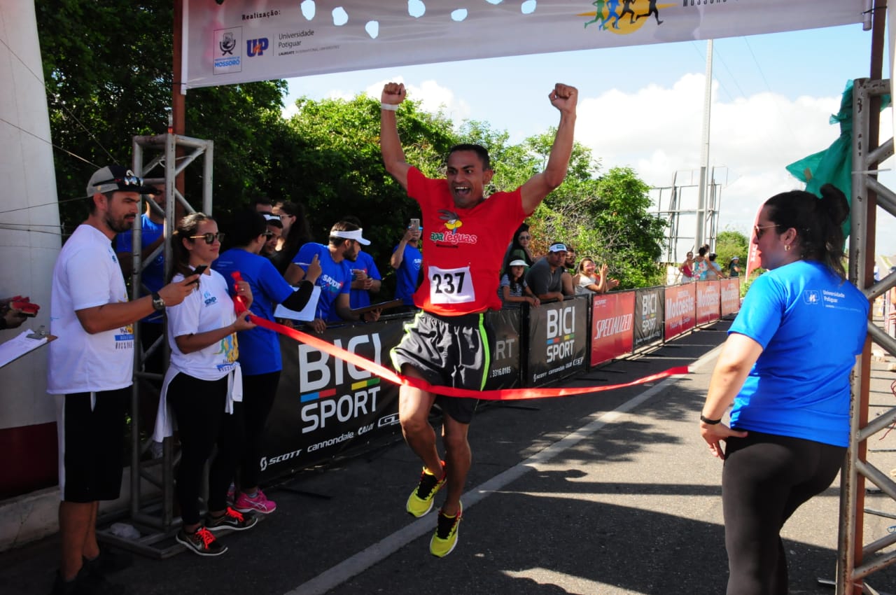 Competidores revezam 42,195 km durante maratona Rota do Sol Nascente