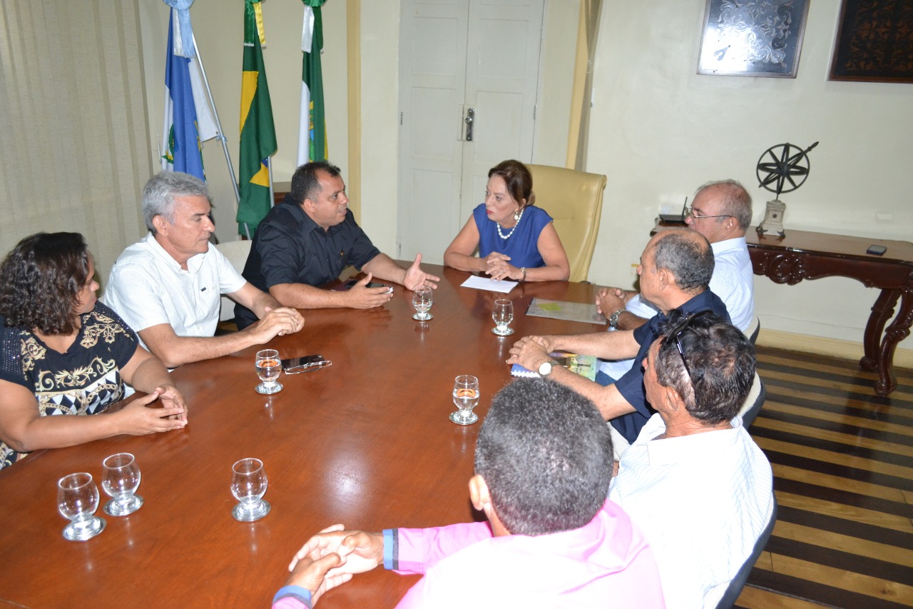 Prefeita recebe comissão de moradores da Maisa com solicitação de reabertura do aeroporto da comunidade