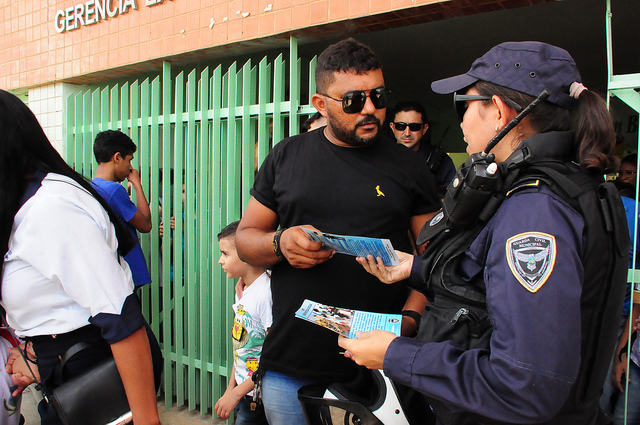 Guarda Municipal orienta pais e alunos da rede municipal durante Operação Volta às Aulas