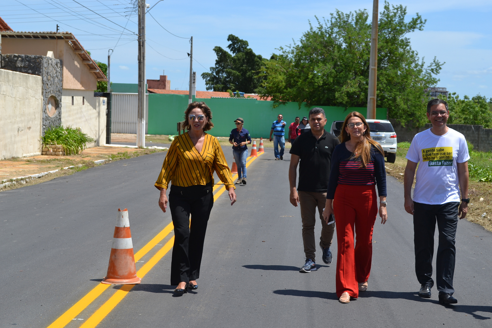 Prefeita acompanha obras de capeamento e sinalização de trânsito