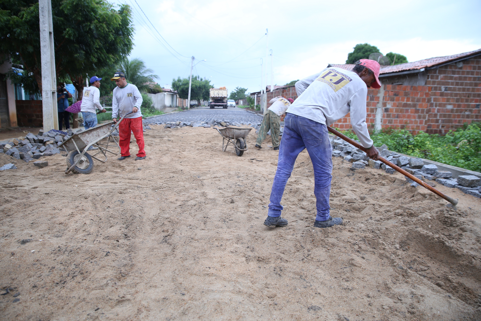 Nova empresa assume obra de pavimentação no Jucuri