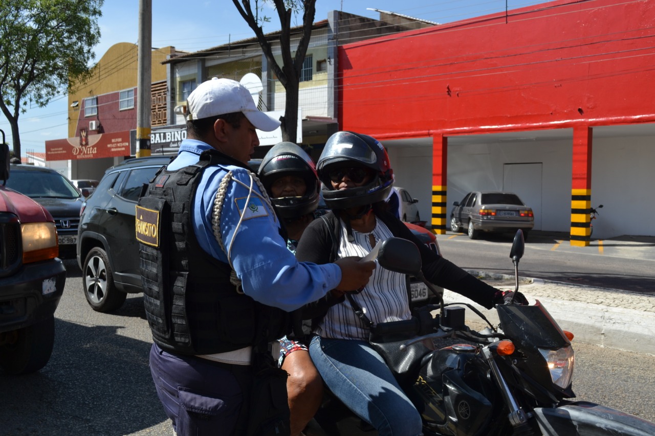 Motoristas que trafegam na Presidente Dutra são orientados durante blitz educativa