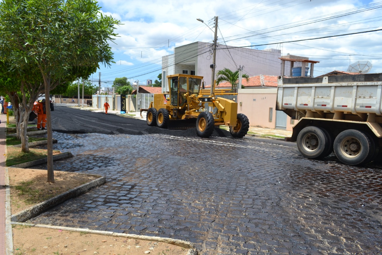 Vias do bairro Abolição II recebem recapeamento asfáltico