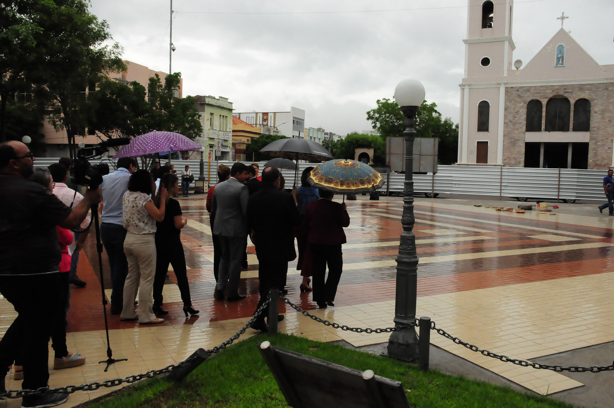 Prefeita visita obras de reforma da Praça Vigário Antônio Joaquim