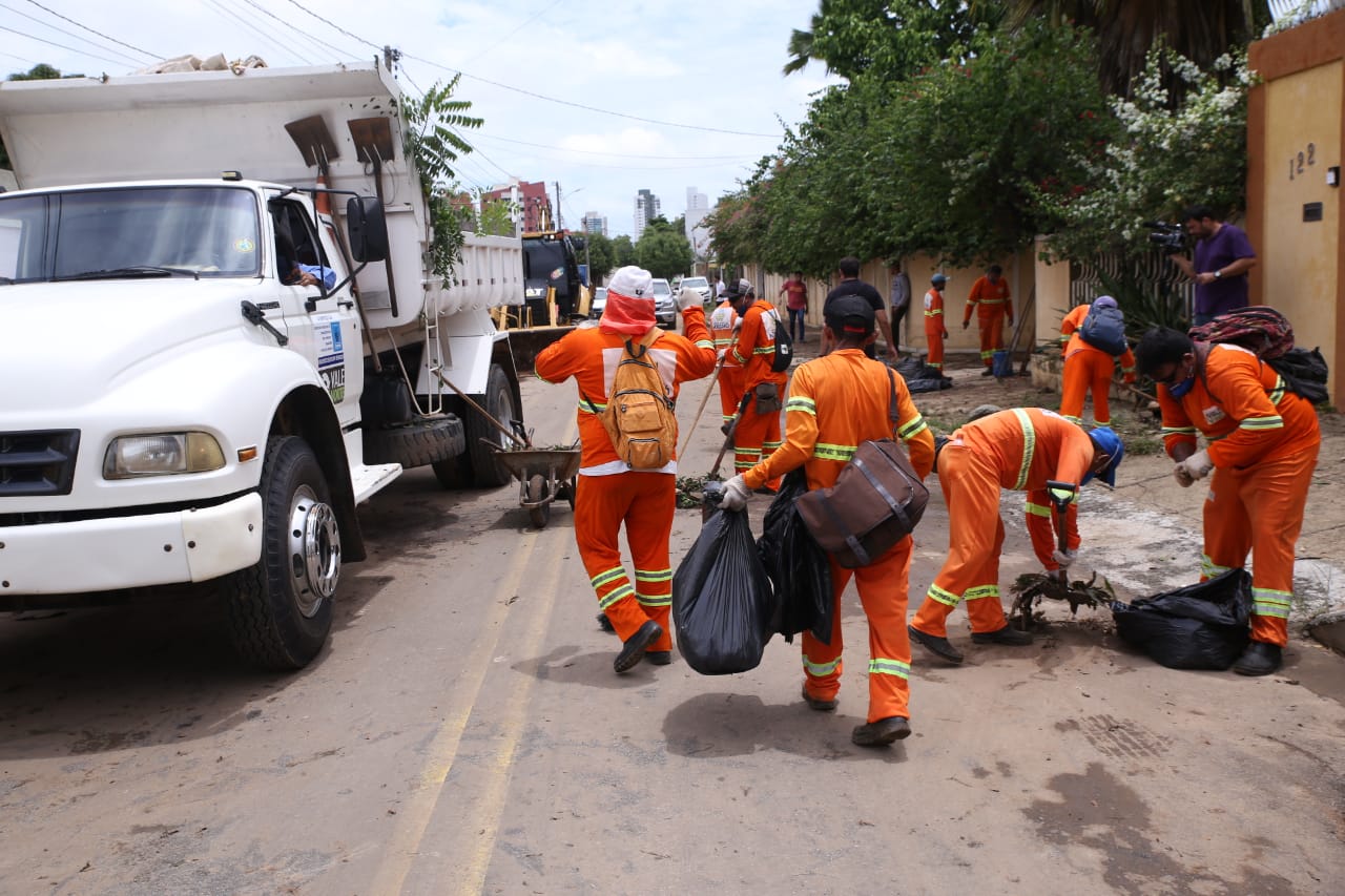 Prefeita acompanha força-tarefa de limpeza de ruas e desobstrução da rede de drenagem neste domingo (31)