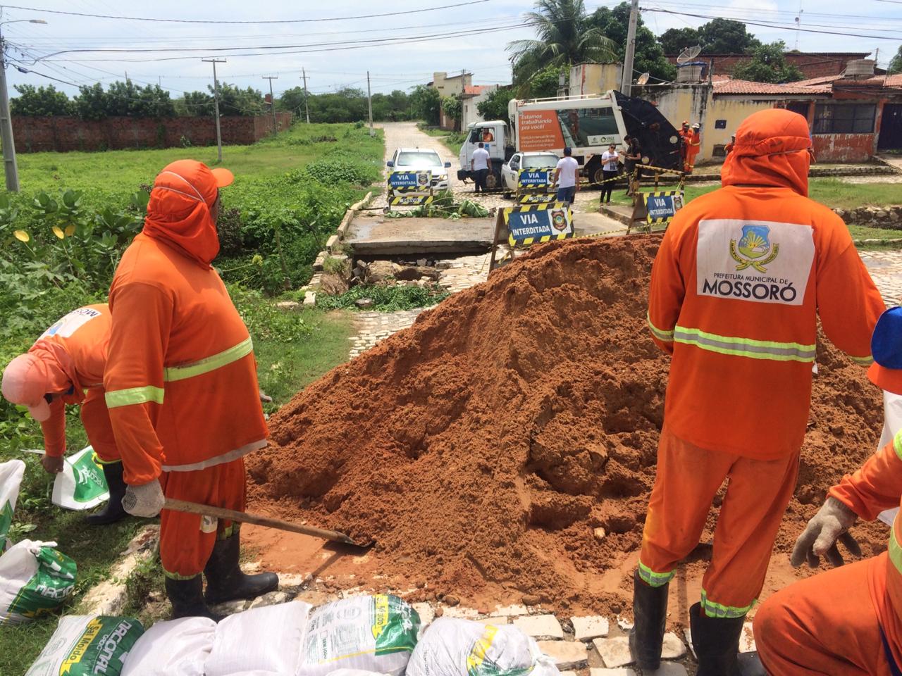 Prefeitura realiza trabalho emergencial em bueiro no Vingt-Rosado