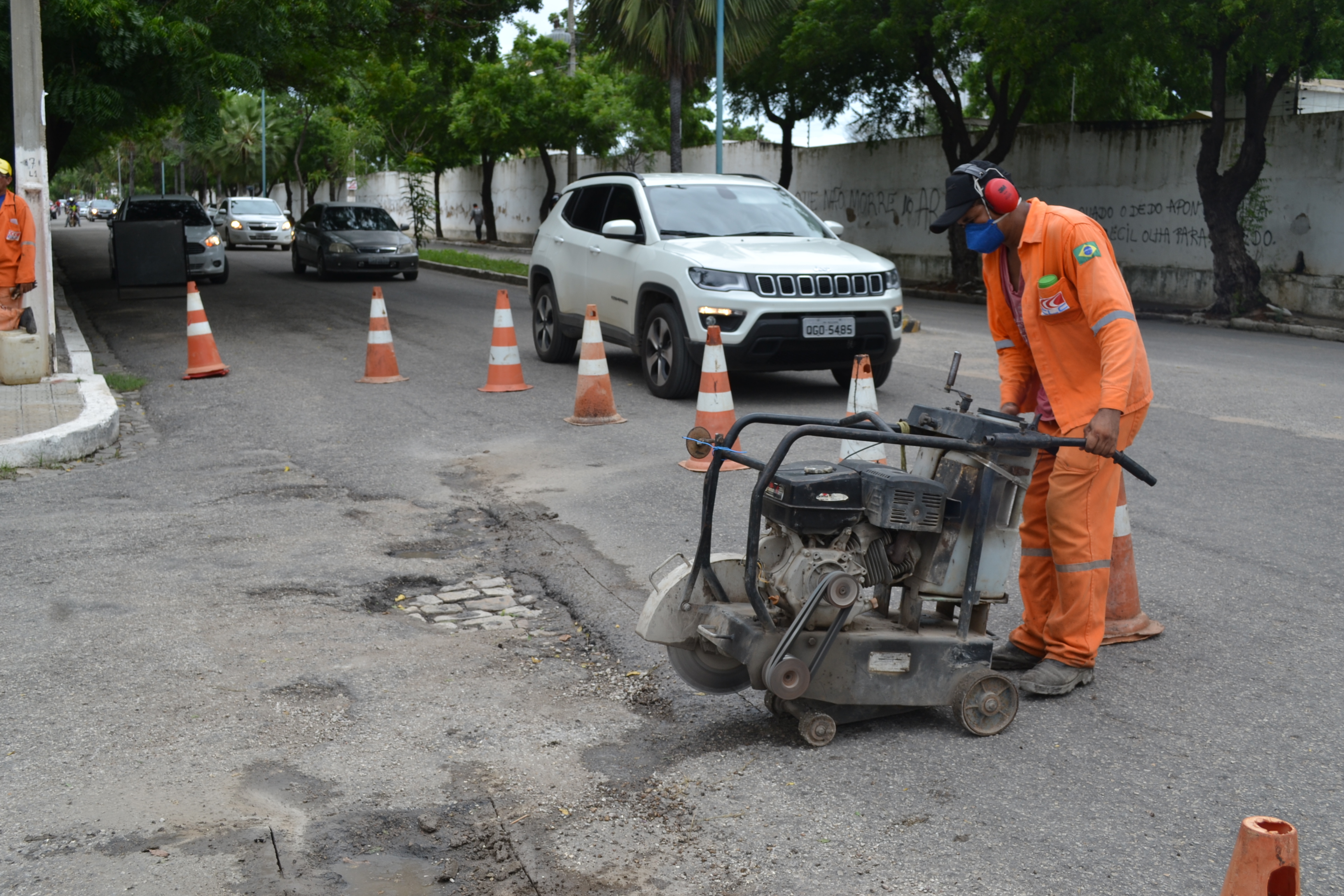 Serviços de recuperação asfáltica são executados em ruas e avenidas da cidade