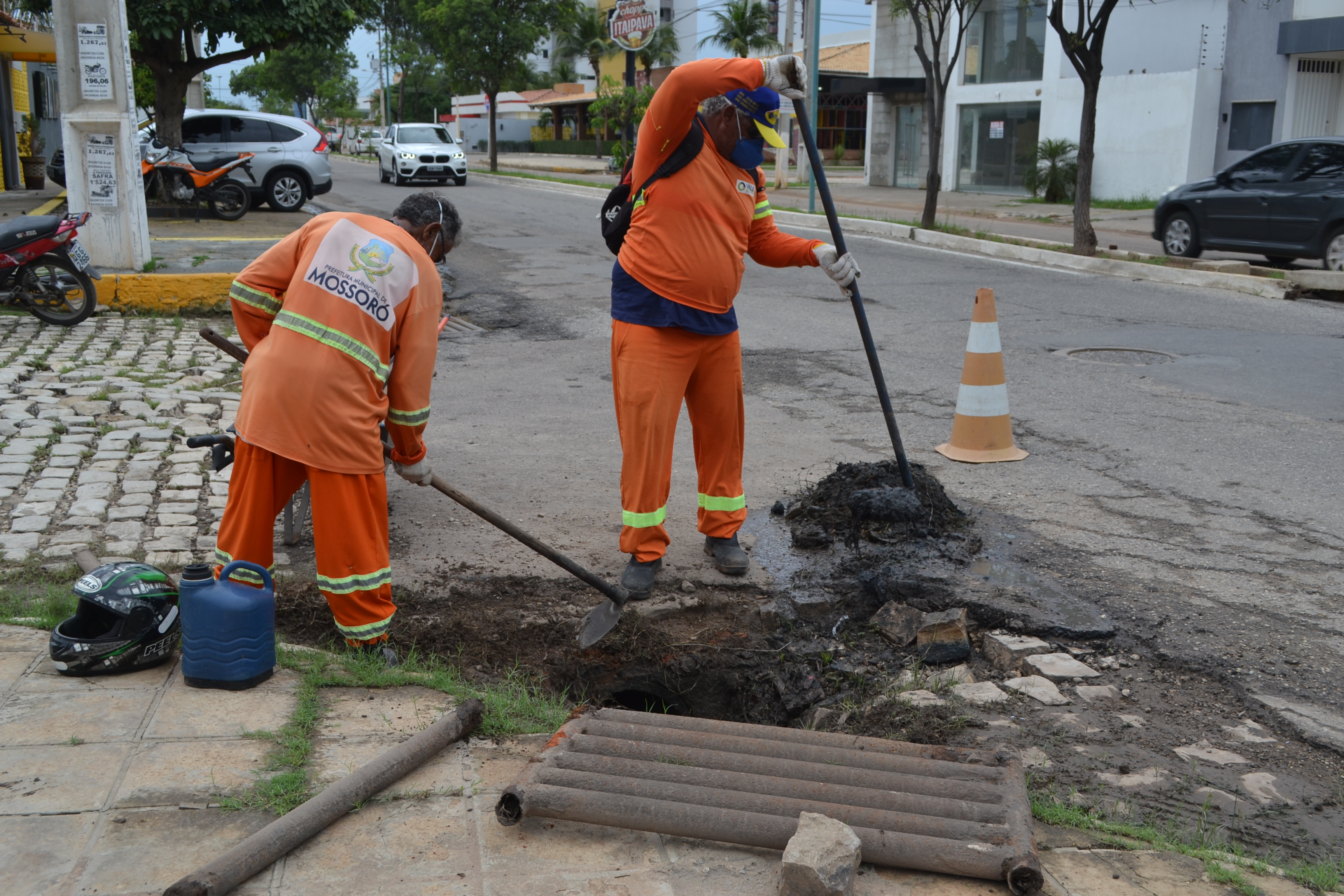 Prefeitura realiza serviços de capinação e limpeza de bueiros