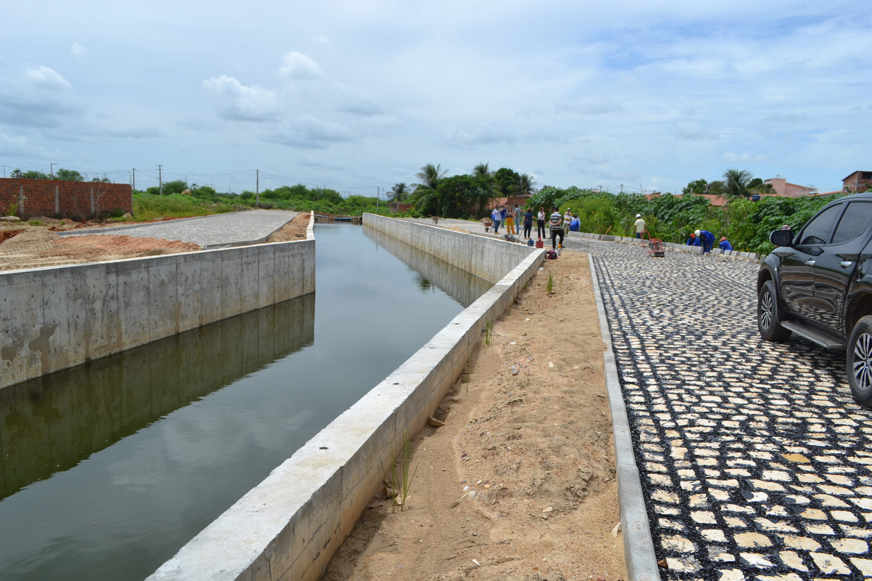 Prefeita visita obra do Canal do Santa Helena