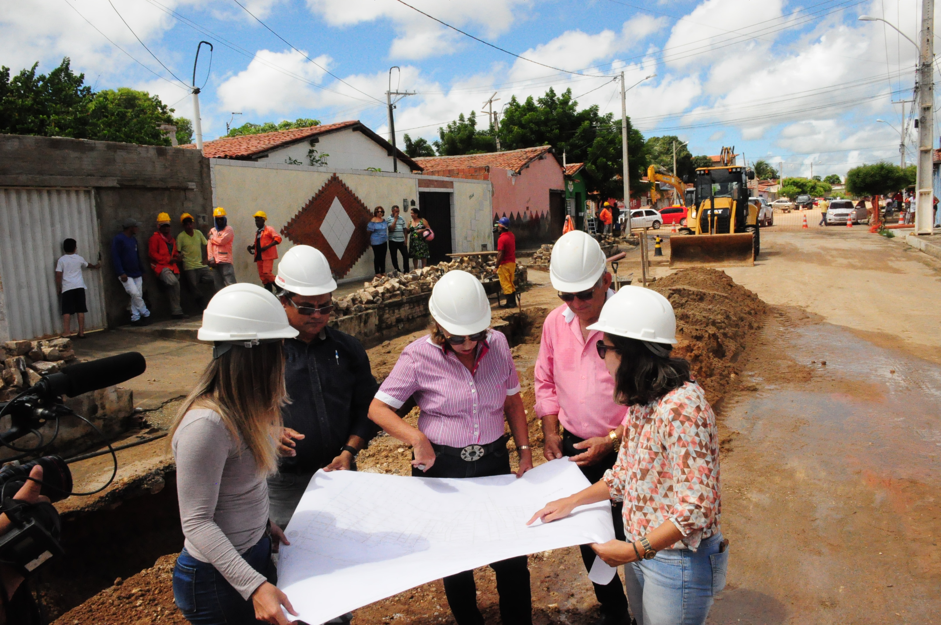 Obras de esgotamento sanitário são executadas na Estrada da Raiz