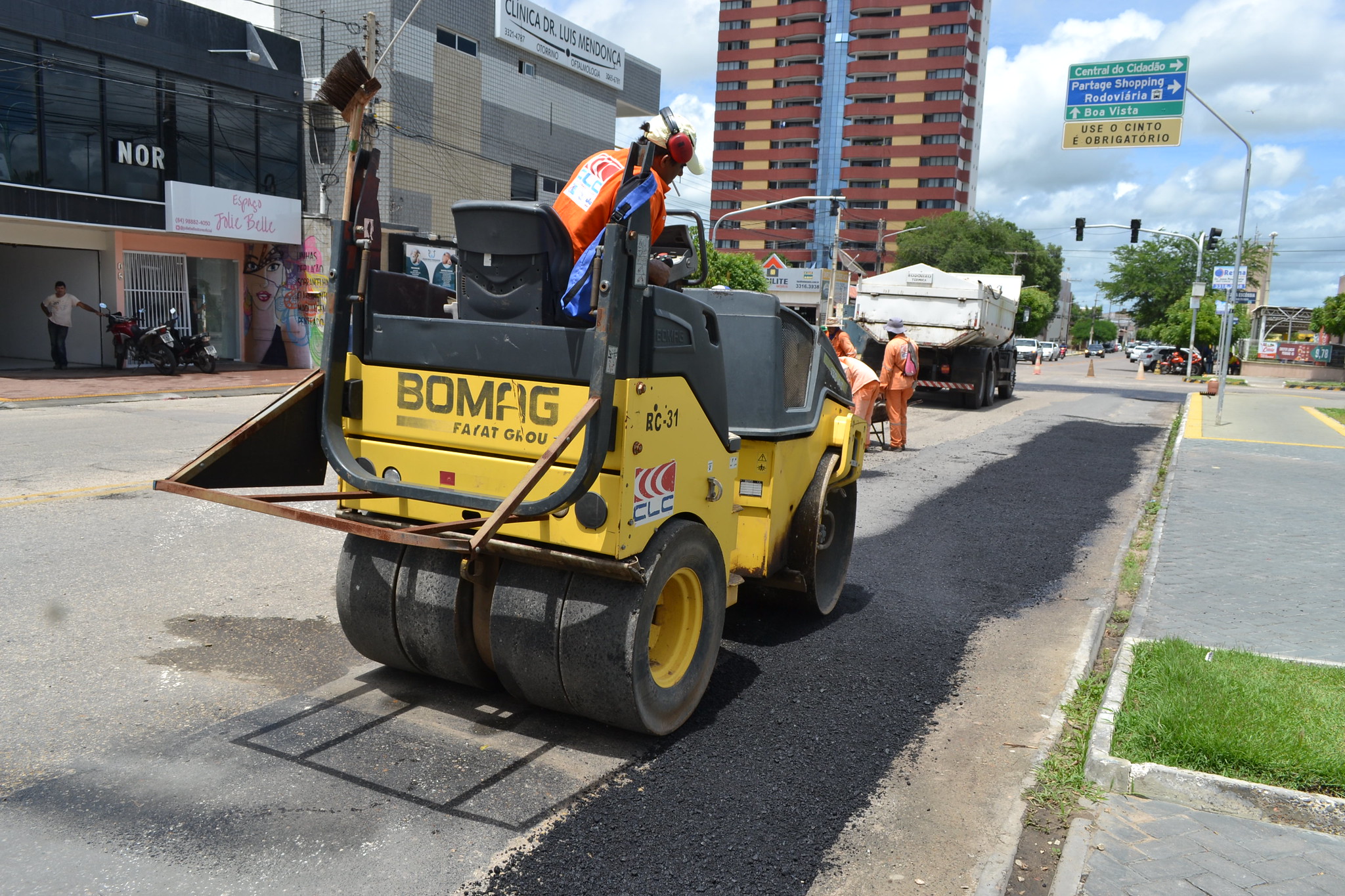 Recuperação asfáltica vai garantir melhor fluxo em vias da cidade