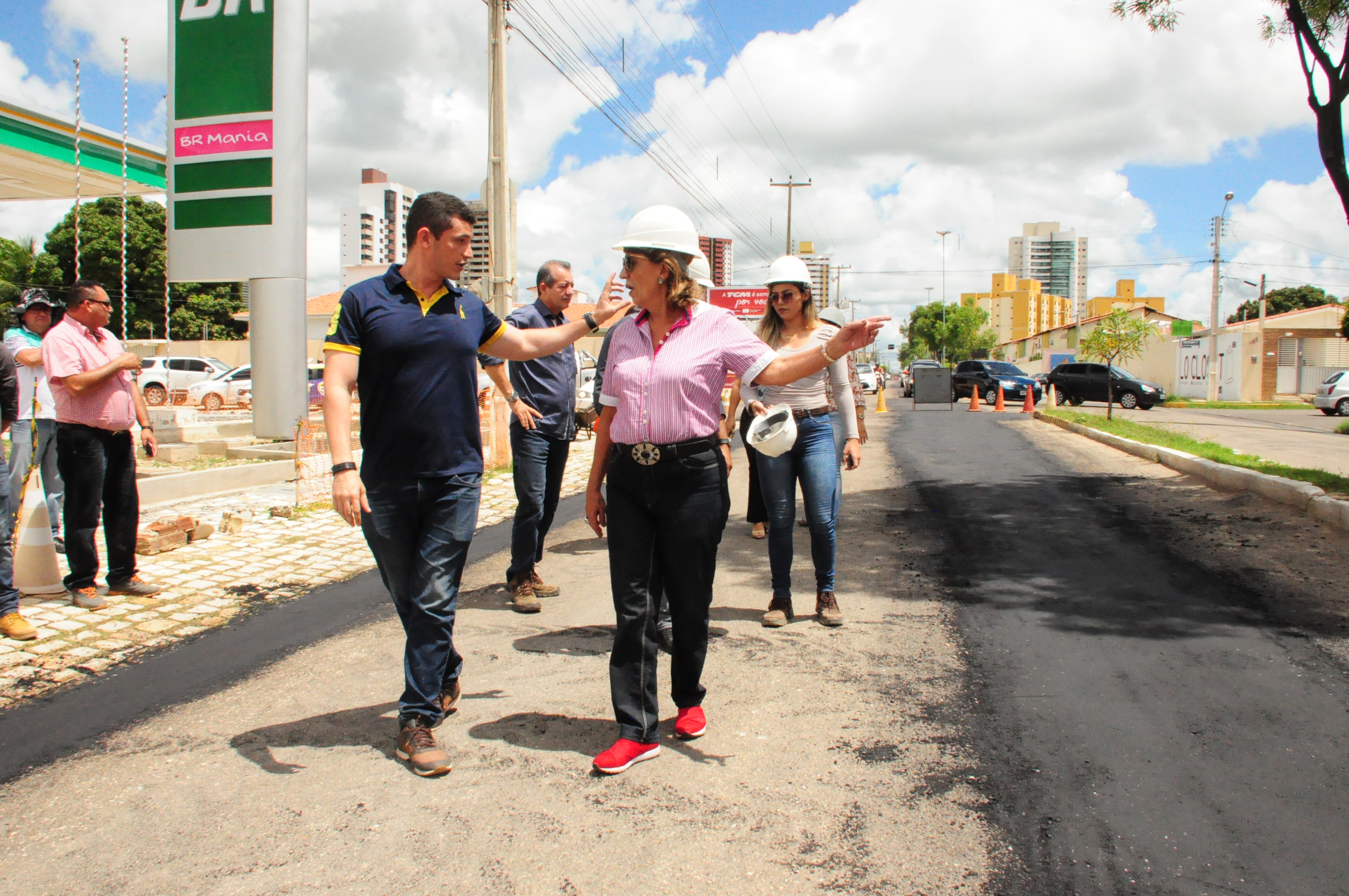 Prefeita inspeciona serviços de tapa-buraco na Avenida João da Escóssia