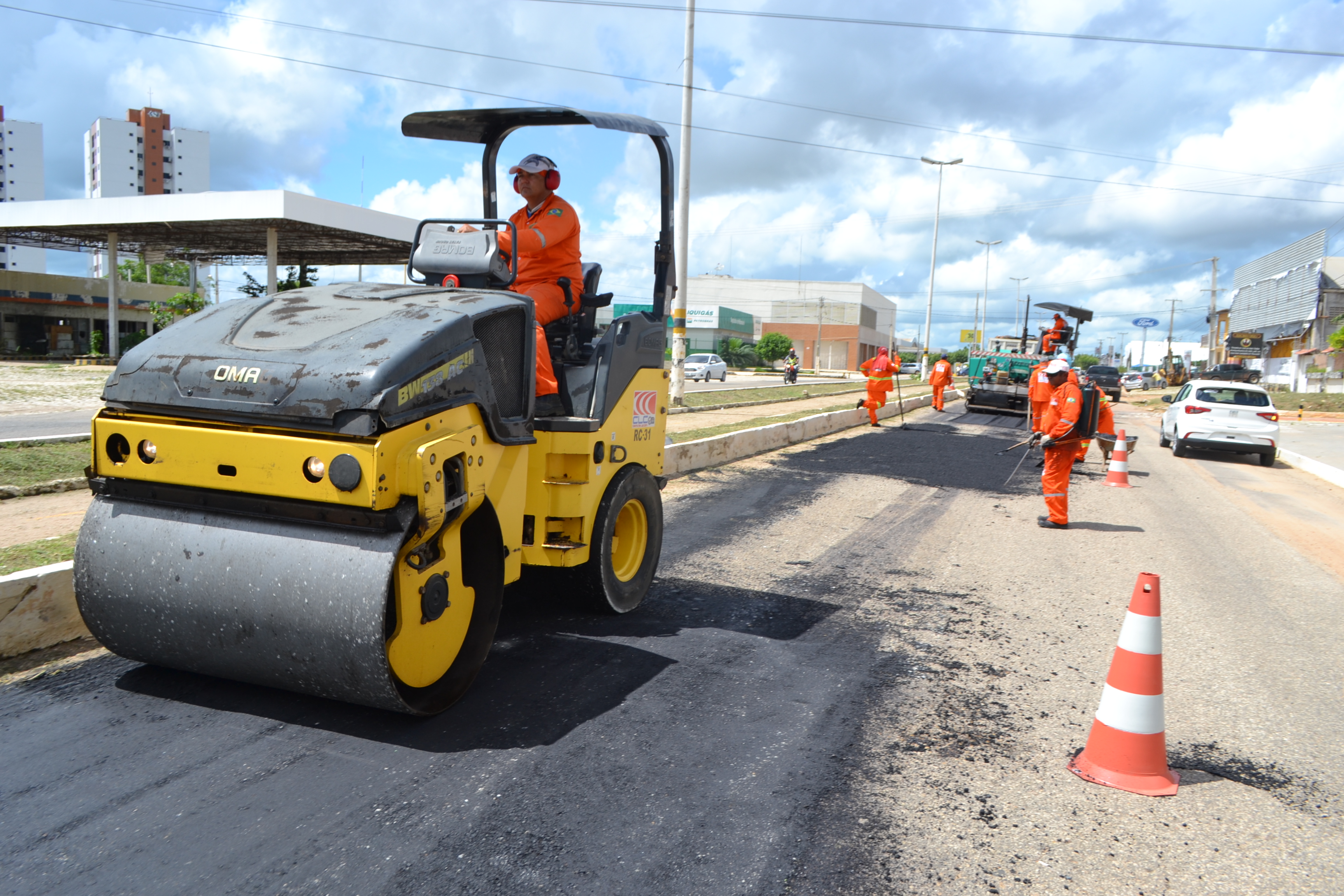 Avenida Lauro Monte recebe operação tapa-buraco