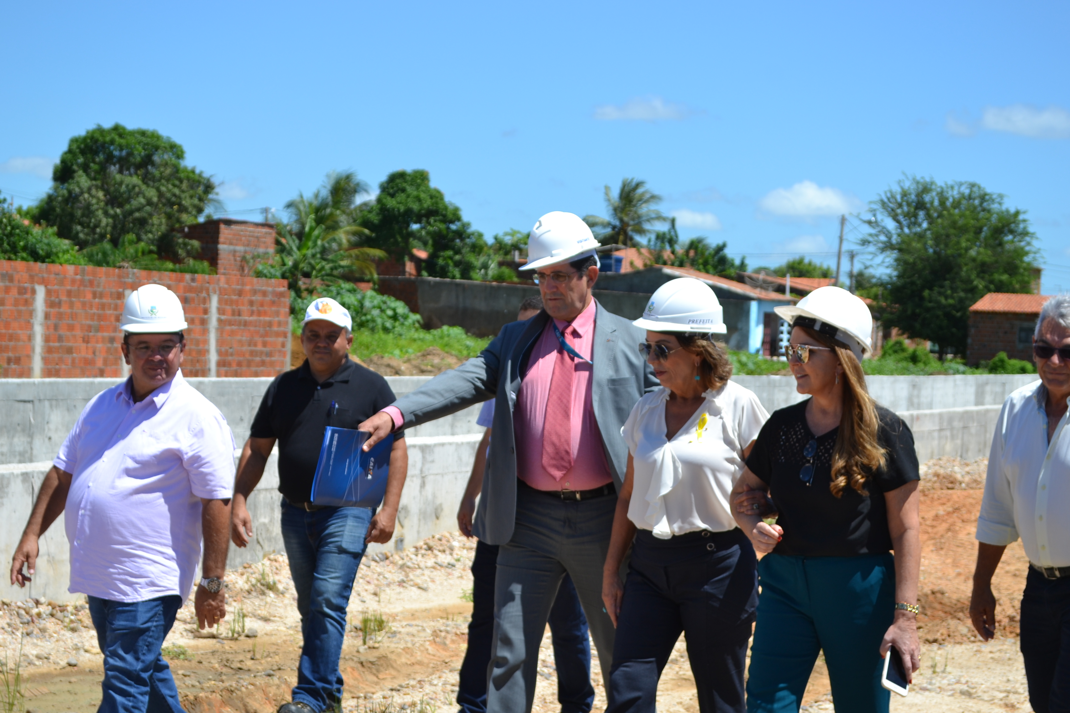 Prefeita visita obras do Canal de drenagem do Santa Helena