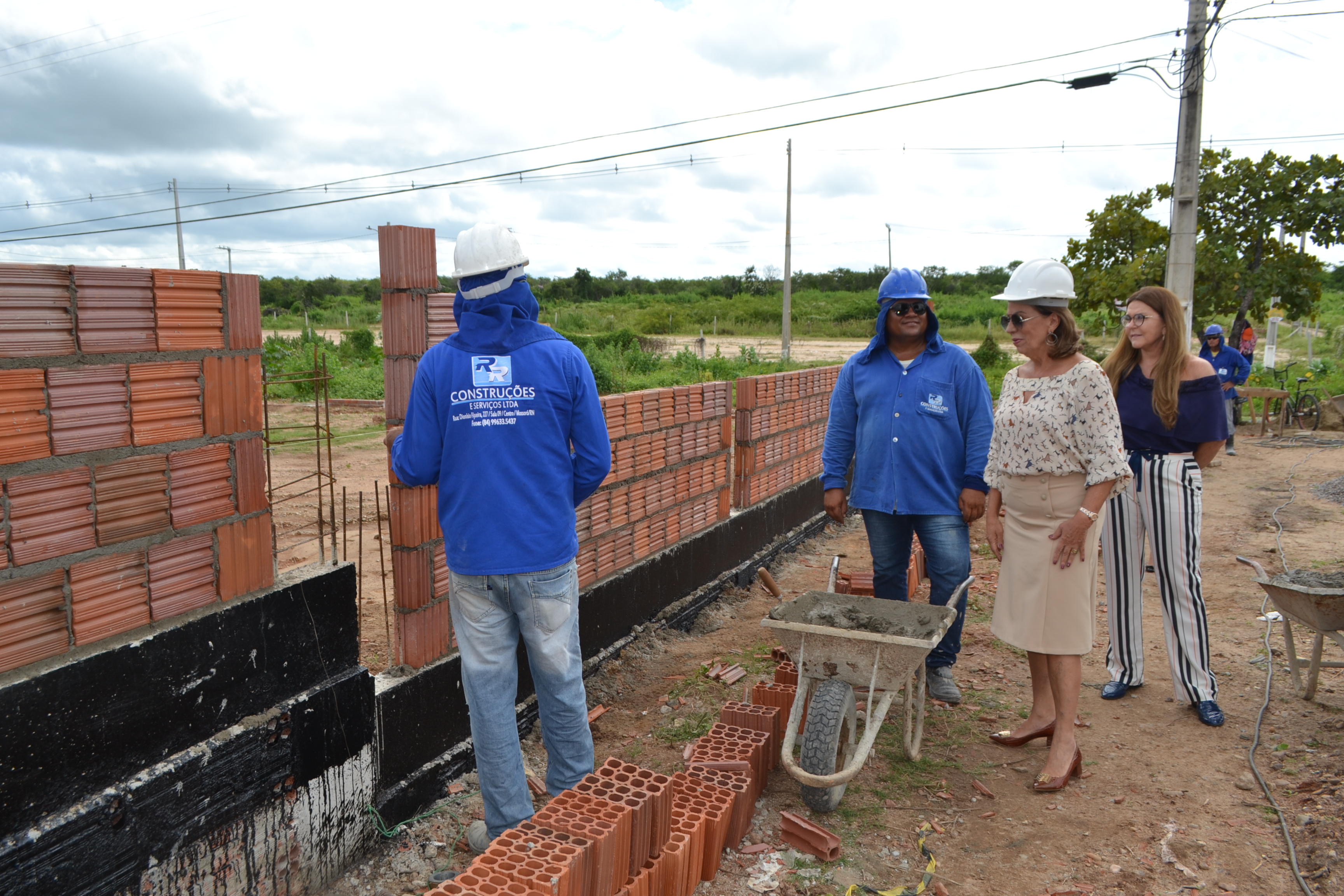 Prefeita acompanha obra de construção da UBS do Vingt-Rosado