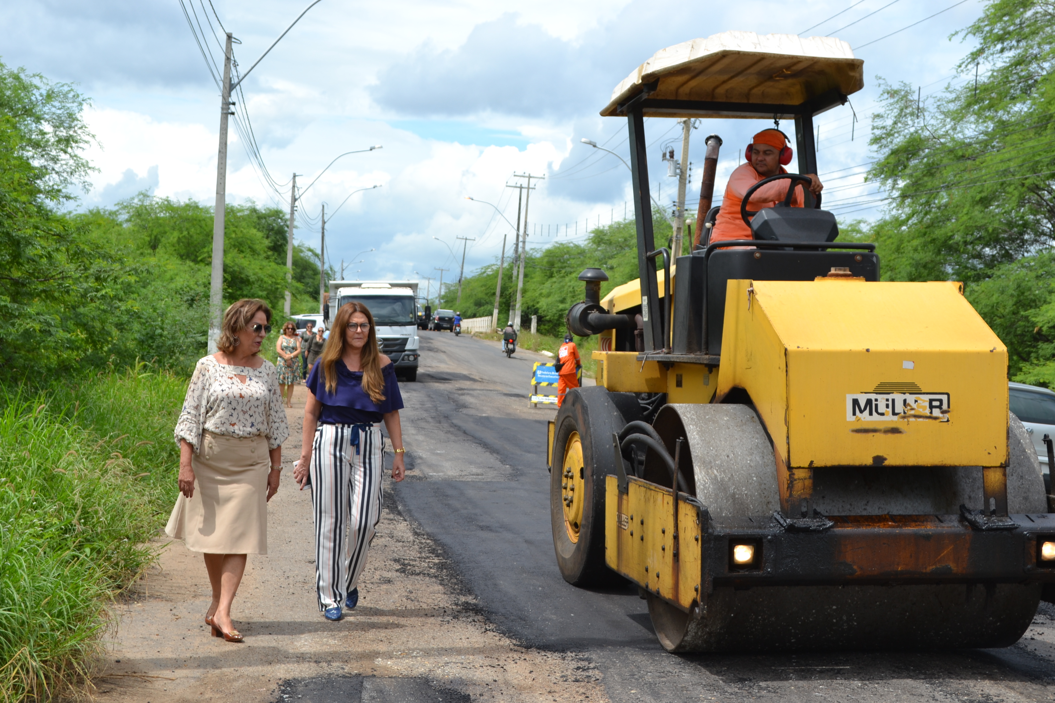 Avenida Leste-Oeste recebe serviço de recapeamento