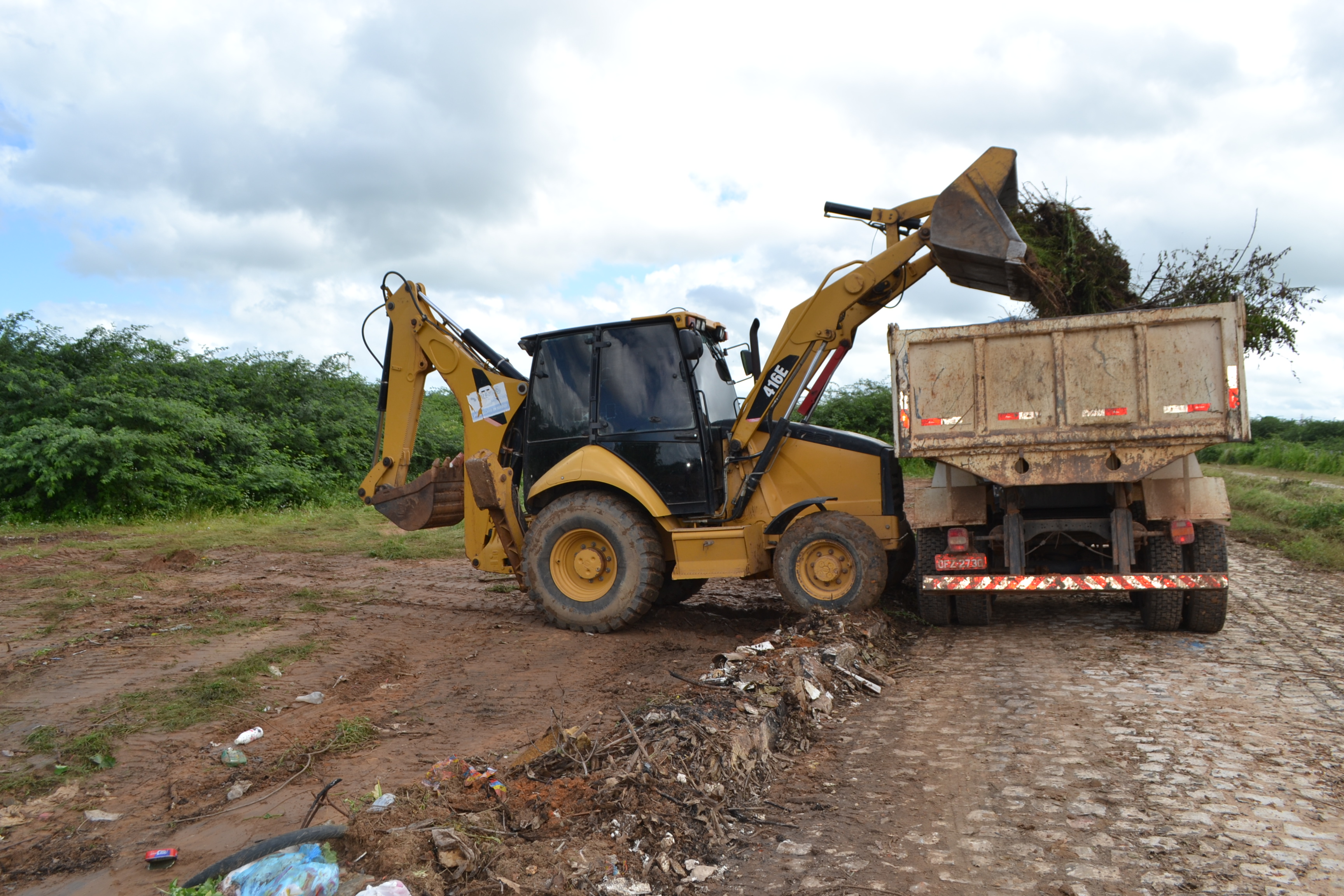 Prefeitura realiza ação de limpeza em diversos bairros da cidade