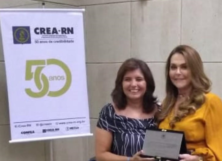 Secretária de Infraestrutura Kátia Pinto é homenageada em evento de 50 anos do CREA/RN