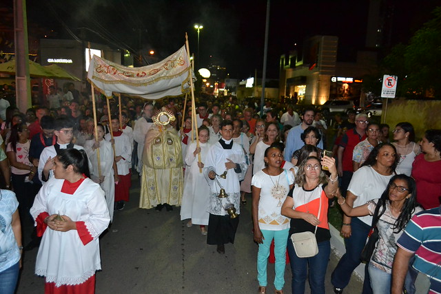 Prefeita prestigia procissão de Corpus Christi