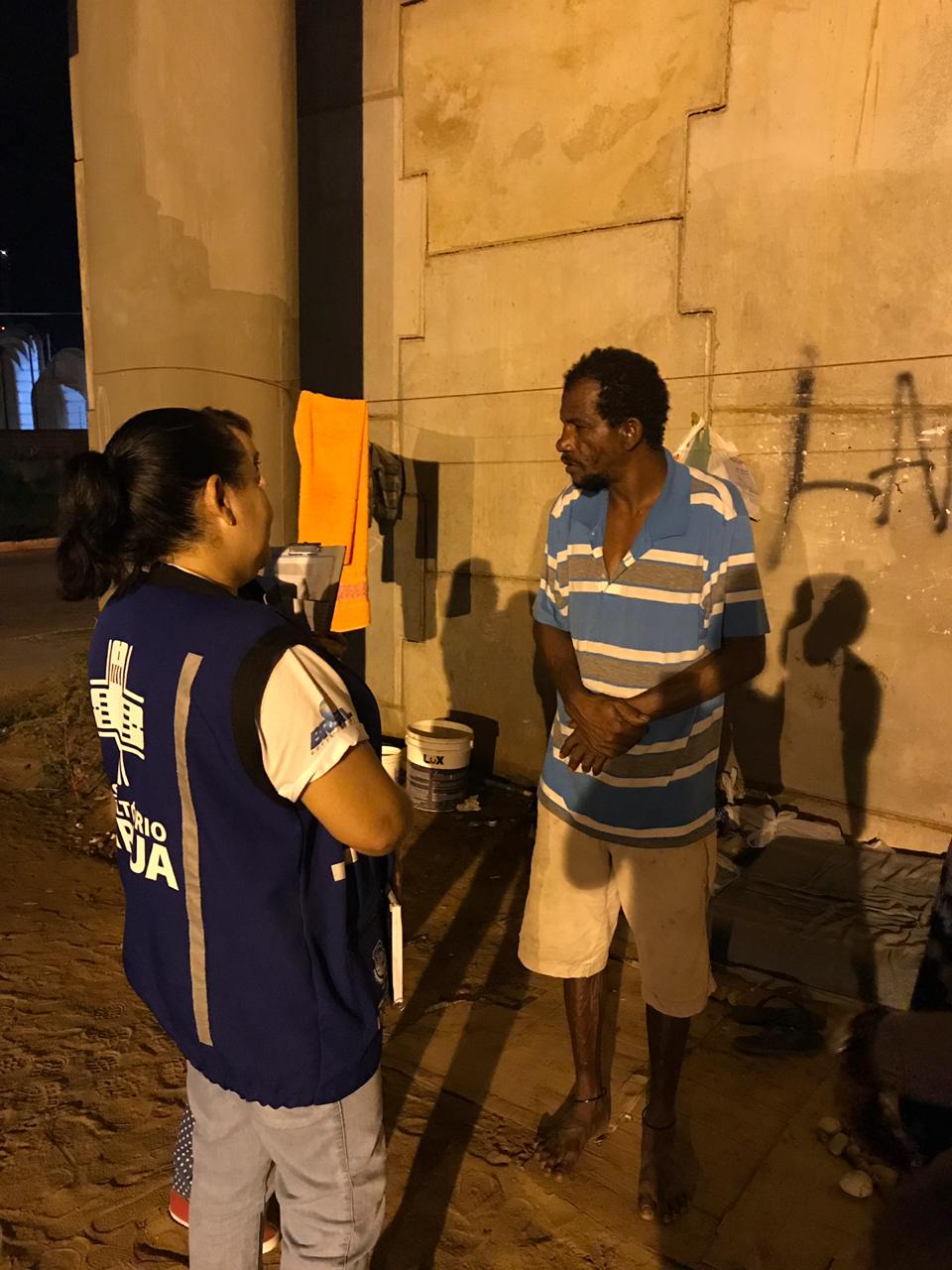 Prefeitura presta assistência a morador de rua que ocupa espaço embaixo de viaduto