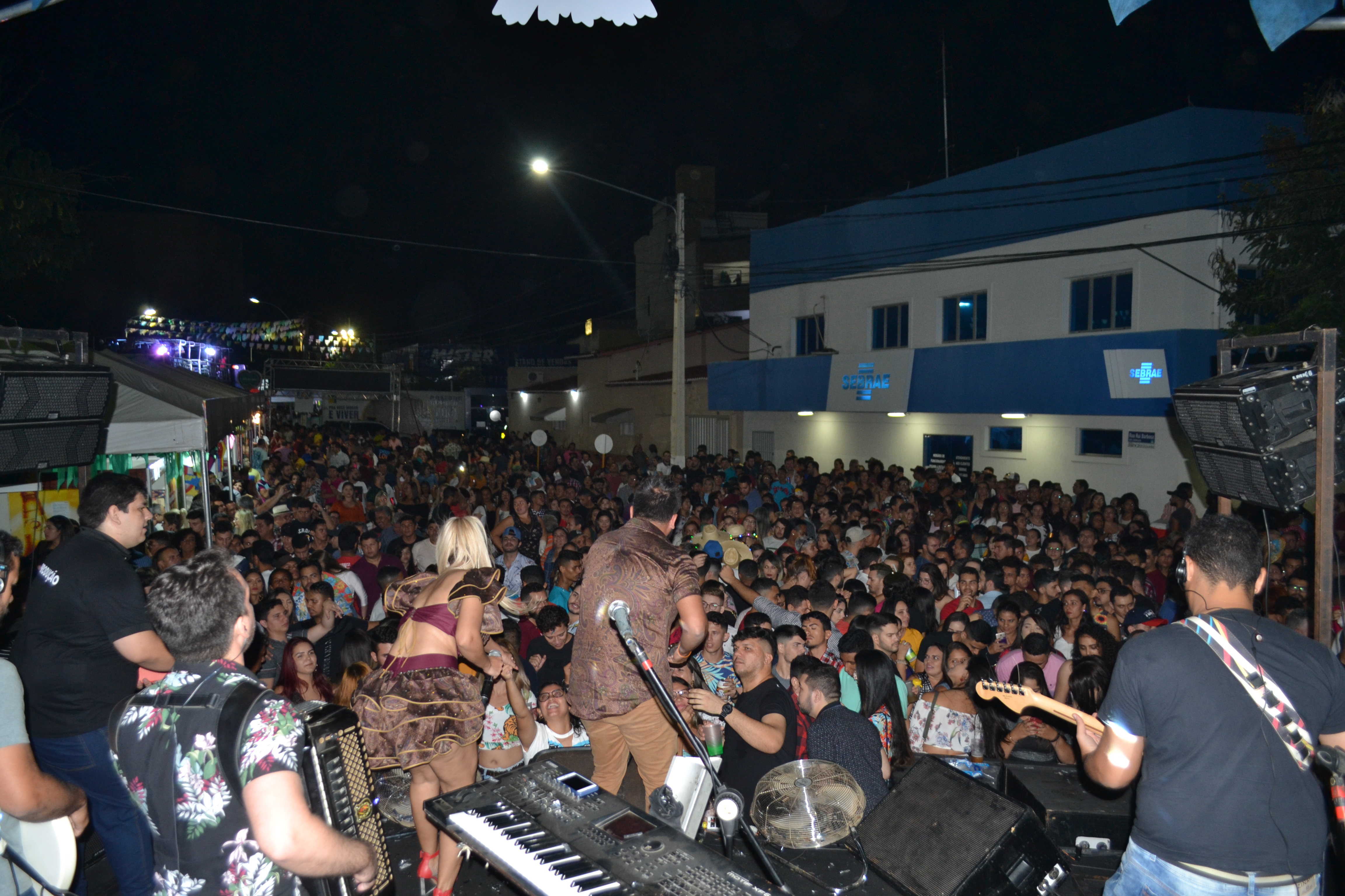 Foliões aproveitam festas na Cidadela após sete horas de shows do Boca da Noite