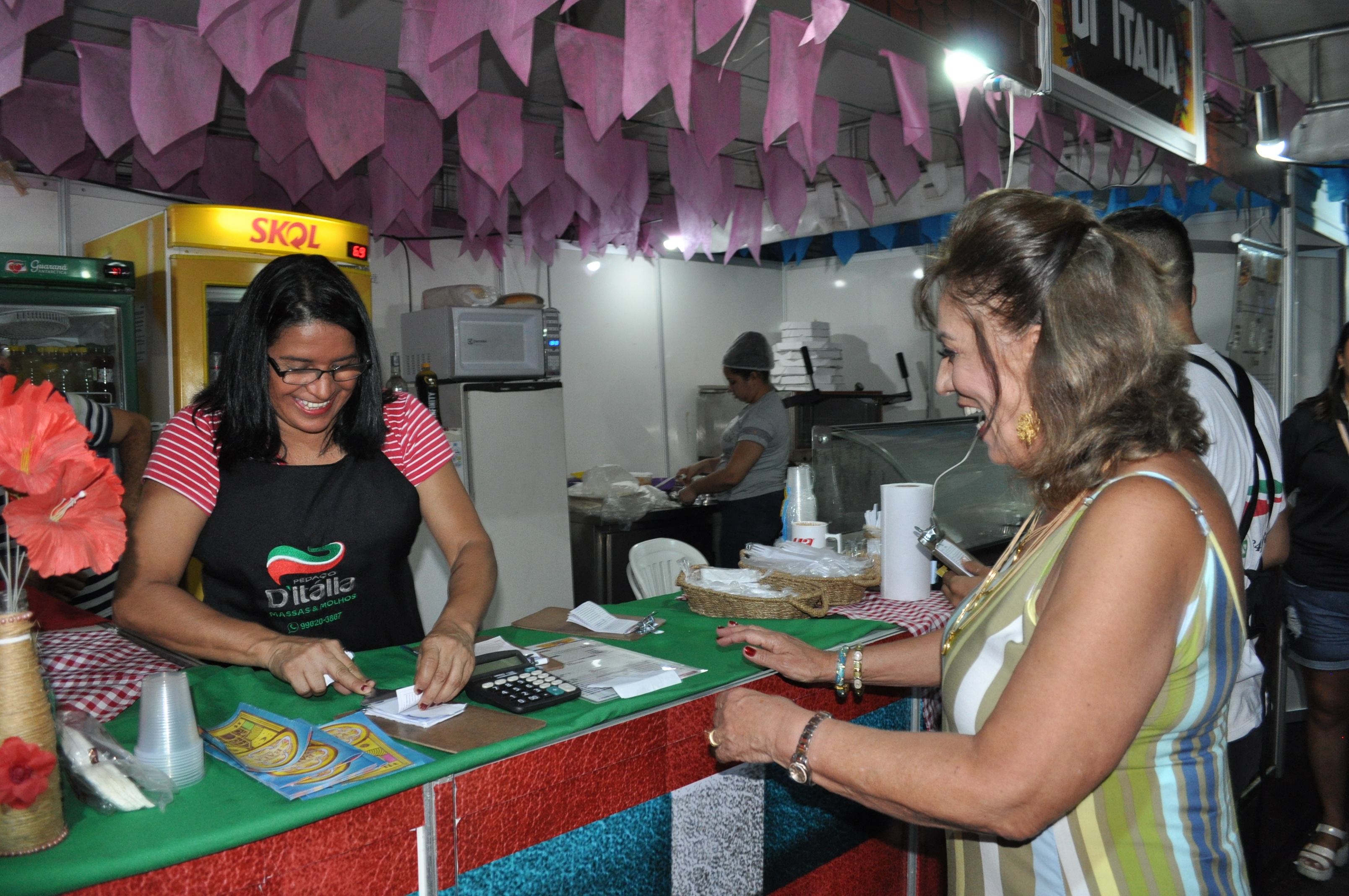 Prefeita Rosalba Ciarlini visita comerciantes da Cidadela