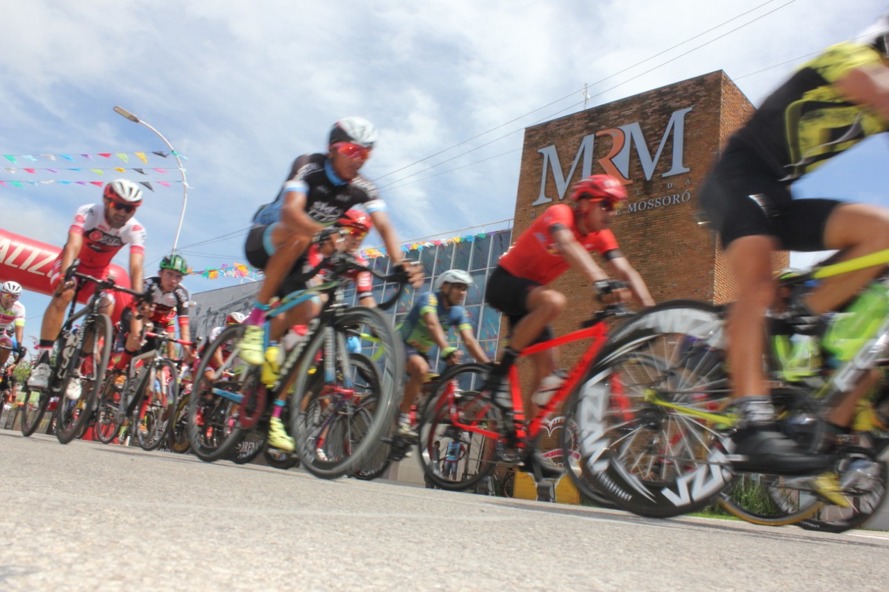 Prefeita entrega premiação aos ciclistas da prova Giro do Oeste﻿